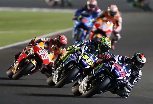 Lorenzo inizia come aveva terminato il 2015: vincendo. Il campione del mondo si aggiudica il primo Gran Premio della stagione a Losail davanti a Dovizioso e a Marquez. Rossi quarto.