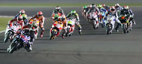 Lorenzo inizia come aveva terminato il 2015: vincendo. Il campione del mondo si aggiudica il primo Gran Premio della stagione a Losail davanti a Dovizioso e a Marquez. Rossi quarto.