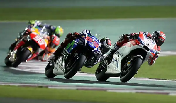 Lorenzo inizia come aveva terminato il 2015: vincendo. Il campione del mondo si aggiudica il primo Gran Premio della stagione a Losail davanti a Dovizioso e a Marquez. Rossi quarto.