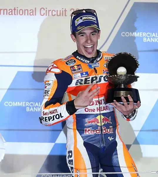 Lorenzo inizia come aveva terminato il 2015: vincendo. Il campione del mondo si aggiudica il primo Gran Premio della stagione a Losail davanti a Dovizioso e a Marquez. Rossi quarto.