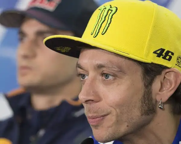 Yamaha a sorpresa attardate nella seconda sessione di prove libere a Losail, in Qatar. Il migliore tempo è firmato da Andrea Iannone, su Ducati. Settimo Rossi.