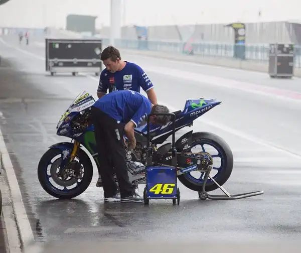 Yamaha a sorpresa attardate nella seconda sessione di prove libere a Losail, in Qatar. Il migliore tempo è firmato da Andrea Iannone, su Ducati. Settimo Rossi.
