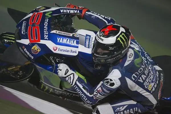 Yamaha a sorpresa attardate nella seconda sessione di prove libere a Losail, in Qatar. Il migliore tempo è firmato da Andrea Iannone, su Ducati. Settimo Rossi.