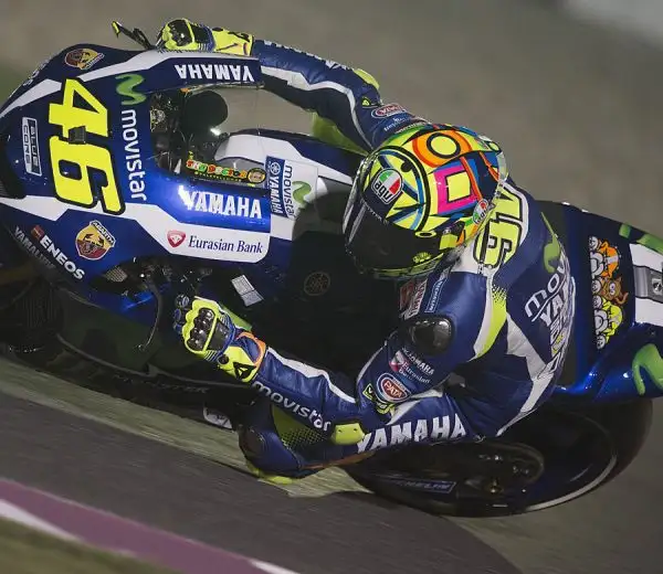 Yamaha a sorpresa attardate nella seconda sessione di prove libere a Losail, in Qatar. Il migliore tempo è firmato da Andrea Iannone, su Ducati. Settimo Rossi.