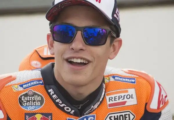 Yamaha a sorpresa attardate nella seconda sessione di prove libere a Losail, in Qatar. Il migliore tempo è firmato da Andrea Iannone, su Ducati. Settimo Rossi.
