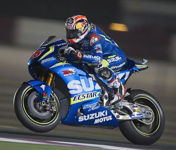 Yamaha a sorpresa attardate nella seconda sessione di prove libere a Losail, in Qatar. Il migliore tempo è firmato da Andrea Iannone, su Ducati. Settimo Rossi.