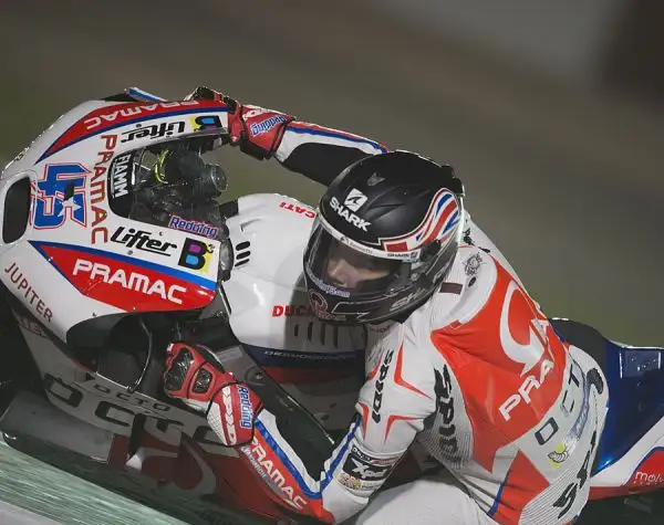 Yamaha a sorpresa attardate nella seconda sessione di prove libere a Losail, in Qatar. Il migliore tempo è firmato da Andrea Iannone, su Ducati. Settimo Rossi.