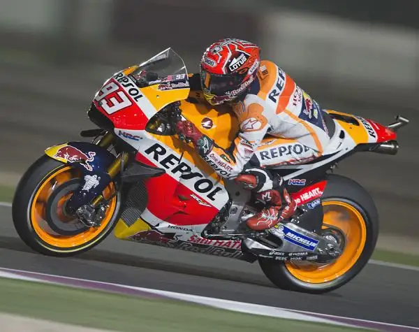 Yamaha a sorpresa attardate nella seconda sessione di prove libere a Losail, in Qatar. Il migliore tempo è firmato da Andrea Iannone, su Ducati. Settimo Rossi.