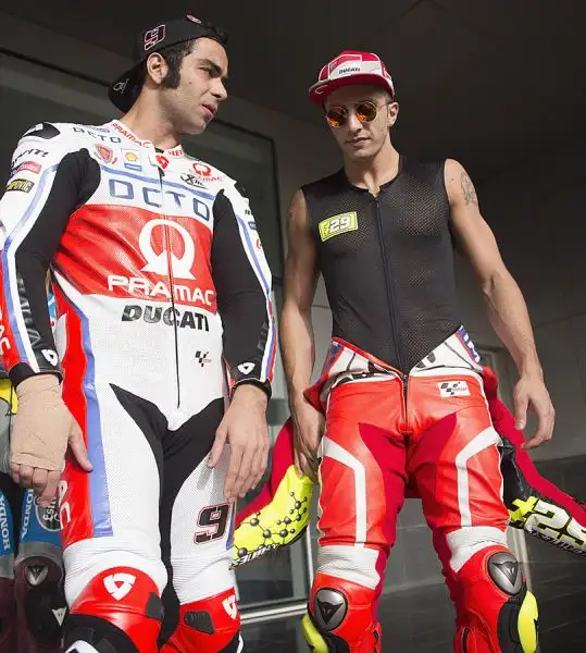 Yamaha a sorpresa attardate nella seconda sessione di prove libere a Losail, in Qatar. Il migliore tempo è firmato da Andrea Iannone, su Ducati. Settimo Rossi.