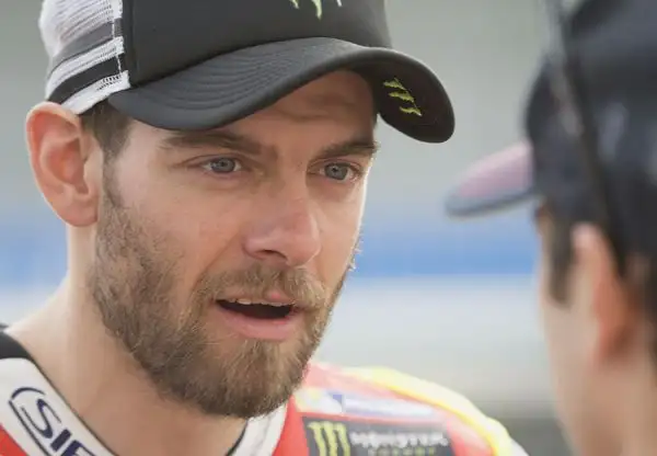 Yamaha a sorpresa attardate nella seconda sessione di prove libere a Losail, in Qatar. Il migliore tempo è firmato da Andrea Iannone, su Ducati. Settimo Rossi.