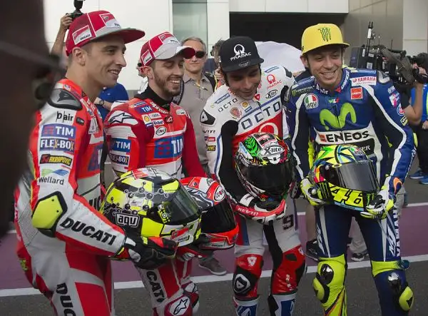 Yamaha a sorpresa attardate nella seconda sessione di prove libere a Losail, in Qatar. Il migliore tempo è firmato da Andrea Iannone, su Ducati. Settimo Rossi.