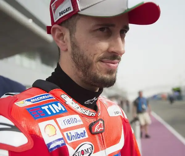 Yamaha a sorpresa attardate nella seconda sessione di prove libere a Losail, in Qatar. Il migliore tempo è firmato da Andrea Iannone, su Ducati. Settimo Rossi.
