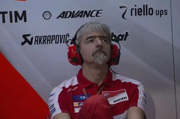 Yamaha a sorpresa attardate nella seconda sessione di prove libere a Losail, in Qatar. Il migliore tempo è firmato da Andrea Iannone, su Ducati. Settimo Rossi.