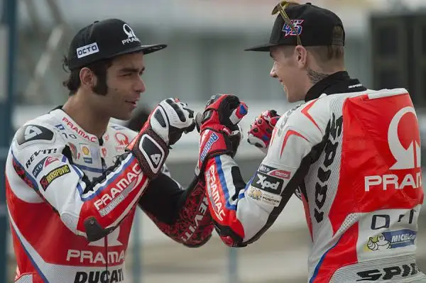 Yamaha a sorpresa attardate nella seconda sessione di prove libere a Losail, in Qatar. Il migliore tempo è firmato da Andrea Iannone, su Ducati. Settimo Rossi.