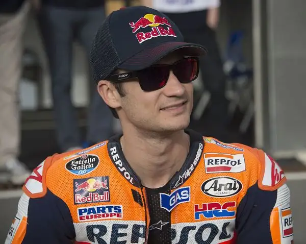 Yamaha a sorpresa attardate nella seconda sessione di prove libere a Losail, in Qatar. Il migliore tempo è firmato da Andrea Iannone, su Ducati. Settimo Rossi.
