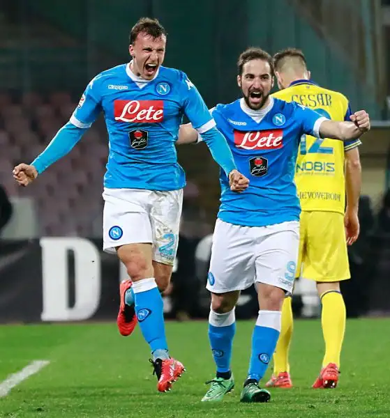 Ritorno al successo per il Napoli, che grazie al solito Higuain ma non solo (gol anche per Chiriches e Callejon) piega il Chievo e aggancia almeno per una notte la Juventus in vetta alla classifica.