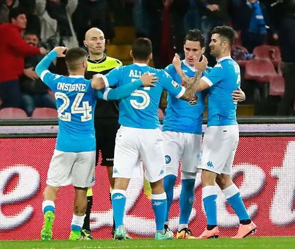 Ritorno al successo per il Napoli, che grazie al solito Higuain ma non solo (gol anche per Chiriches e Callejon) piega il Chievo e aggancia almeno per una notte la Juventus in vetta alla classifica.