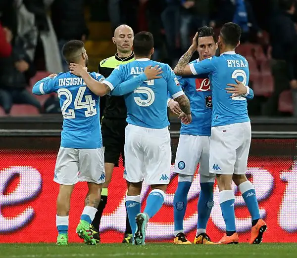 Ritorno al successo per il Napoli, che grazie al solito Higuain ma non solo (gol anche per Chiriches e Callejon) piega il Chievo e aggancia almeno per una notte la Juventus in vetta alla classifica.