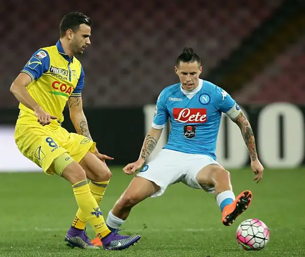 Ritorno al successo per il Napoli, che grazie al solito Higuain ma non solo (gol anche per Chiriches e Callejon) piega il Chievo e aggancia almeno per una notte la Juventus in vetta alla classifica.