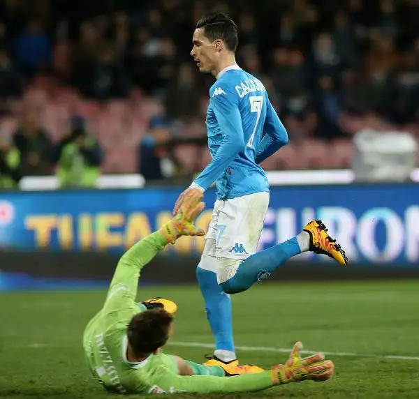 Ritorno al successo per il Napoli, che grazie al solito Higuain ma non solo (gol anche per Chiriches e Callejon) piega il Chievo e aggancia almeno per una notte la Juventus in vetta alla classifica.