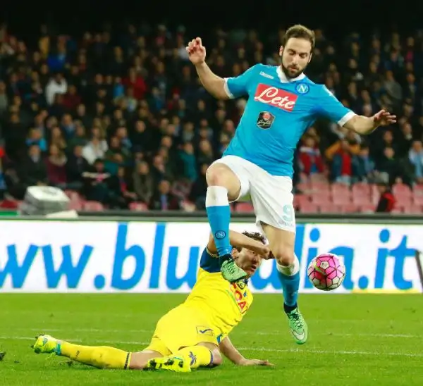 Ritorno al successo per il Napoli, che grazie al solito Higuain ma non solo (gol anche per Chiriches e Callejon) piega il Chievo e aggancia almeno per una notte la Juventus in vetta alla classifica.