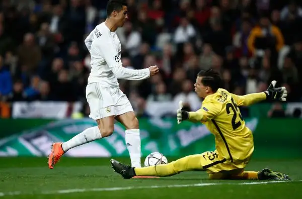 Real Madrid-Roma 2-0. Szczesny 6,5. Si fa trovare pronto in un paio di occasioni scottanti, non può nulla sui due gol subiti. Anzi, prende pure una gran botta da Digne.