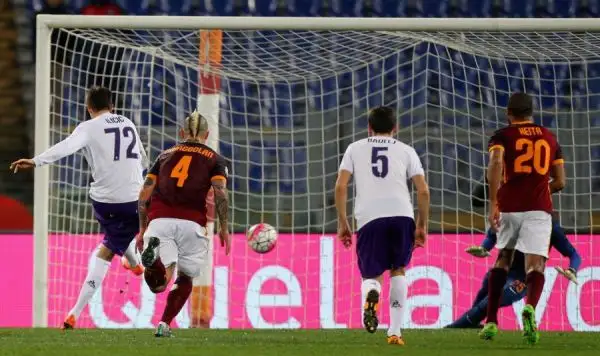 Festa giallorossa all'Olimpico e terzo posto ora occupato in solitaria dai capitolini (a -5 dalla vetta). In gol El Shaarawy, Salah (doppietta) e Perotti, inutile il rigore di Ilicic.