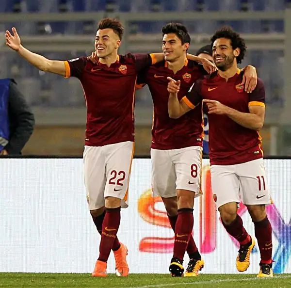 Festa giallorossa all'Olimpico e terzo posto ora occupato in solitaria dai capitolini (a -5 dalla vetta). In gol El Shaarawy, Salah (doppietta) e Perotti, inutile il rigore di Ilicic.