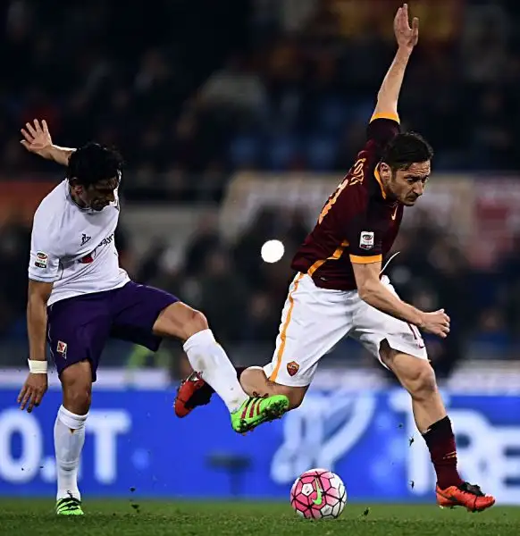 Festa giallorossa all'Olimpico e terzo posto ora occupato in solitaria dai capitolini (a -5 dalla vetta). In gol El Shaarawy, Salah (doppietta) e Perotti, inutile il rigore di Ilicic.