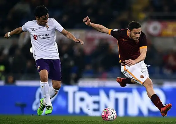 Festa giallorossa all'Olimpico e terzo posto ora occupato in solitaria dai capitolini (a -5 dalla vetta). In gol El Shaarawy, Salah (doppietta) e Perotti, inutile il rigore di Ilicic.