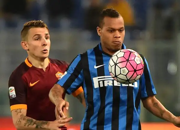 Perisic illude gli ospiti, raggiunti nel finale da Nainggolan che conserva il +5 dei giallorossi nella corsa al terzo posto che vale la Champions League.
