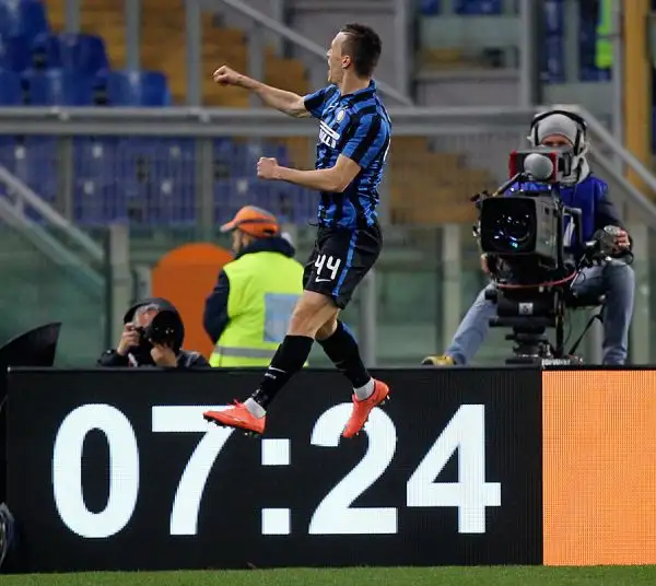 Perisic illude gli ospiti, raggiunti nel finale da Nainggolan che conserva il +5 dei giallorossi nella corsa al terzo posto che vale la Champions League.