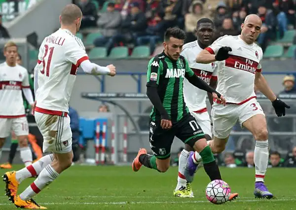 Delude il Milan, sconfitto a Reggio Emilia per 2-0 dal Sassuolo: i neroverdi affondano il Diavolo con le reti di Duncan (sinistro potente) e Sansone, Mihajlovic espulso per proteste