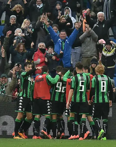 Delude il Milan, sconfitto a Reggio Emilia per 2-0 dal Sassuolo: i neroverdi affondano il Diavolo con le reti di Duncan (sinistro potente) e Sansone, Mihajlovic espulso per proteste