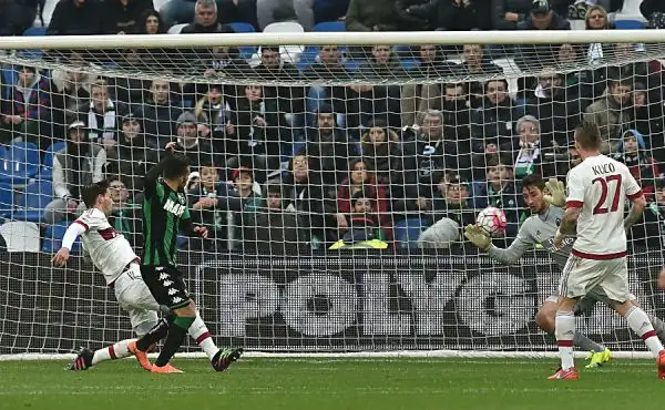 Delude il Milan, sconfitto a Reggio Emilia per 2-0 dal Sassuolo: i neroverdi affondano il Diavolo con le reti di Duncan (sinistro potente) e Sansone, Mihajlovic espulso per proteste