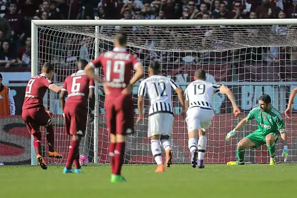La Juventus rialza subito la testa dopo l'eliminazione dalla Champions League superando per 4-1 il Torino nel derby. Nella ripresa protesta per il gol  del 2-2 annullato a Maxi Lopez.