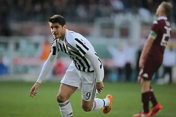 La Juventus rialza subito la testa dopo l'eliminazione dalla Champions League superando per 4-1 il Torino nel derby. Nella ripresa protesta per il gol  del 2-2 annullato a Maxi Lopez.