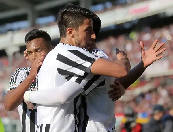 La Juventus rialza subito la testa dopo l'eliminazione dalla Champions League superando per 4-1 il Torino nel derby. Nella ripresa protesta per il gol  del 2-2 annullato a Maxi Lopez.