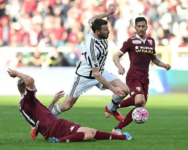 La Juventus rialza subito la testa dopo l'eliminazione dalla Champions League superando per 4-1 il Torino nel derby. Nella ripresa protesta per il gol  del 2-2 annullato a Maxi Lopez.