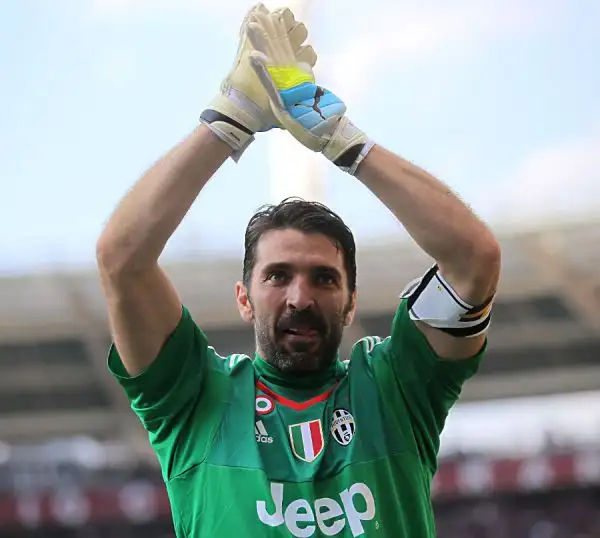 La Juventus rialza subito la testa dopo l'eliminazione dalla Champions League superando per 4-1 il Torino nel derby. Nella ripresa protesta per il gol  del 2-2 annullato a Maxi Lopez.