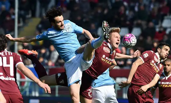All'Olimpico un buon Toro va avanti con Belotti, ma spreca motlo e sbaglia un calcio di rigorecon Immobile e viene raggiunto dal penalty di Biglia nella ripresa.
