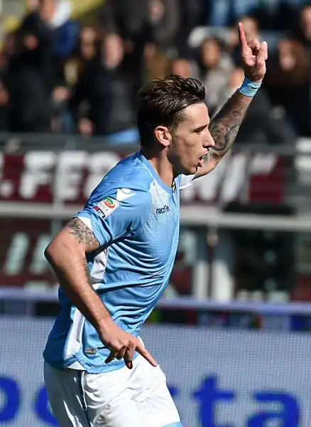 All'Olimpico un buon Toro va avanti con Belotti, ma spreca motlo e sbaglia un calcio di rigorecon Immobile e viene raggiunto dal penalty di Biglia nella ripresa.