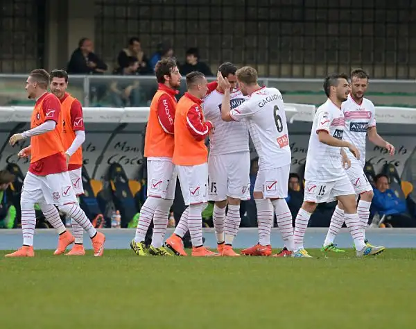 Tre punti d'oro per il Carpi a Verona, a Di Gaudio risponde Ionita ma una punizione meravigliosa di Lasagna regala agli emiliani l'aggancio al Palermo al terzultimo posto.