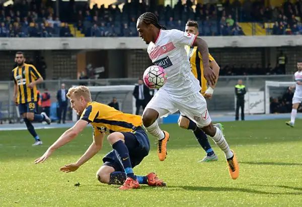 Tre punti d'oro per il Carpi a Verona, a Di Gaudio risponde Ionita ma una punizione meravigliosa di Lasagna regala agli emiliani l'aggancio al Palermo al terzultimo posto.