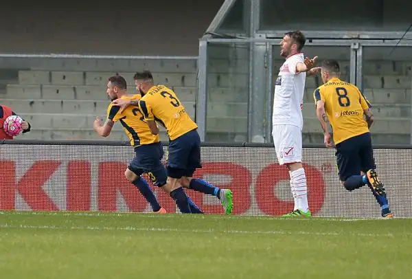 Tre punti d'oro per il Carpi a Verona, a Di Gaudio risponde Ionita ma una punizione meravigliosa di Lasagna regala agli emiliani l'aggancio al Palermo al terzultimo posto.