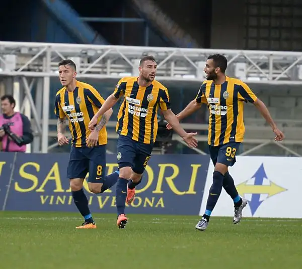 Tre punti d'oro per il Carpi a Verona, a Di Gaudio risponde Ionita ma una punizione meravigliosa di Lasagna regala agli emiliani l'aggancio al Palermo al terzultimo posto.
