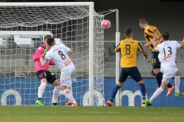 Tre punti d'oro per il Carpi a Verona, a Di Gaudio risponde Ionita ma una punizione meravigliosa di Lasagna regala agli emiliani l'aggancio al Palermo al terzultimo posto.