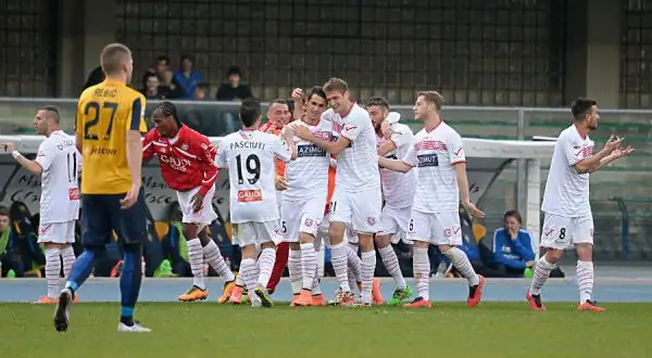 Tre punti d'oro per il Carpi a Verona, a Di Gaudio risponde Ionita ma una punizione meravigliosa di Lasagna regala agli emiliani l'aggancio al Palermo al terzultimo posto.