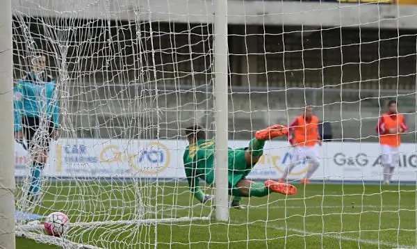 Tre punti d'oro per il Carpi a Verona, a Di Gaudio risponde Ionita ma una punizione meravigliosa di Lasagna regala agli emiliani l'aggancio al Palermo al terzultimo posto.