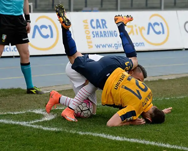 Tre punti d'oro per il Carpi a Verona, a Di Gaudio risponde Ionita ma una punizione meravigliosa di Lasagna regala agli emiliani l'aggancio al Palermo al terzultimo posto.